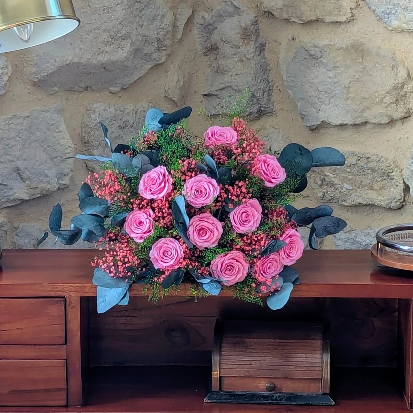 Un éclat de douceur et de fraîcheur : les roses roses délicates s’entrelacent à un feuillage verdoyant et à des touches aériennes de gypsophile rose. 🌸 Une harmonie parfaite pour une ambiance romantique et naturelle.