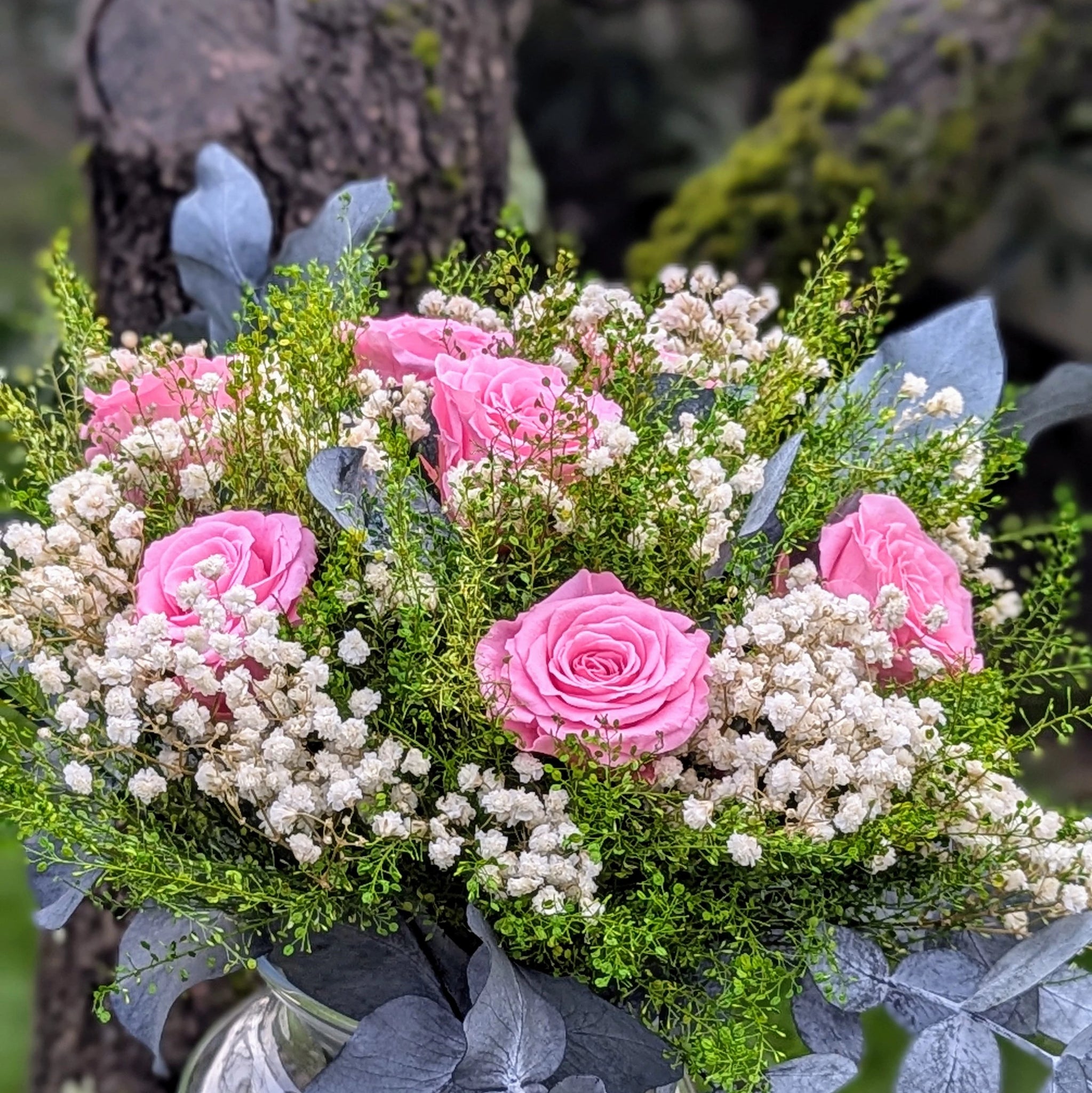 Un éclat de douceur et de fraîcheur : les roses roses délicates s’entrelacent à un feuillage verdoyant et à des touches aériennes de gypsophile. 🌸 Une harmonie parfaite pour une ambiance romantique et naturelle.