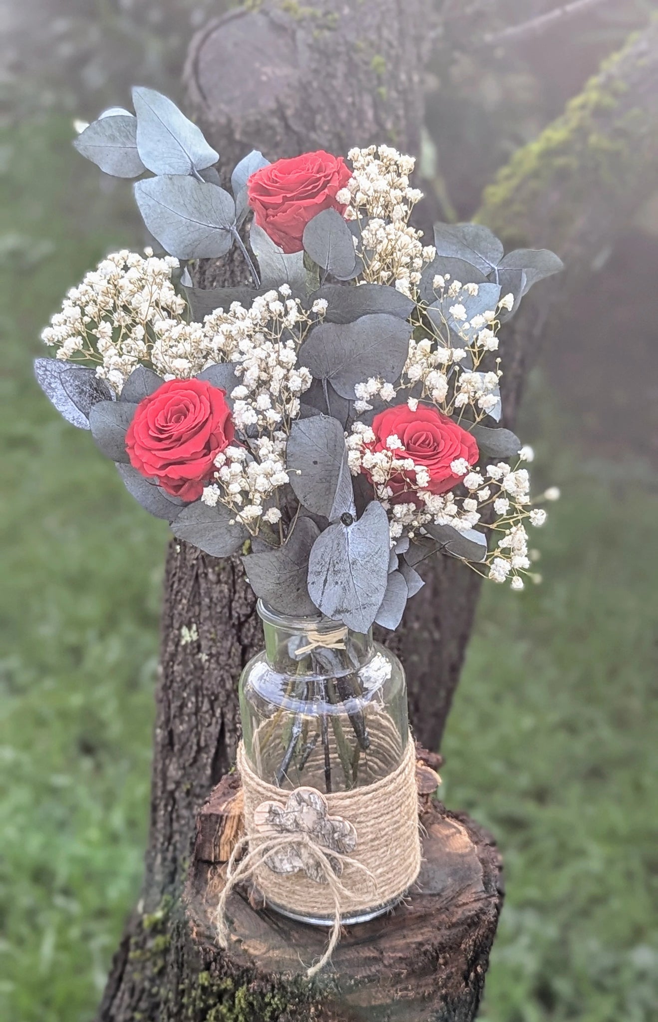 Un bouquet champêtre et élégant, où le rouge intense des roses sublime la pureté du gypsophile. 🌹✨ Parfait pour une décoration pleine de charme naturel ou pour offrir un message d’amour qui dure grâce aux fleurs stabilisées.