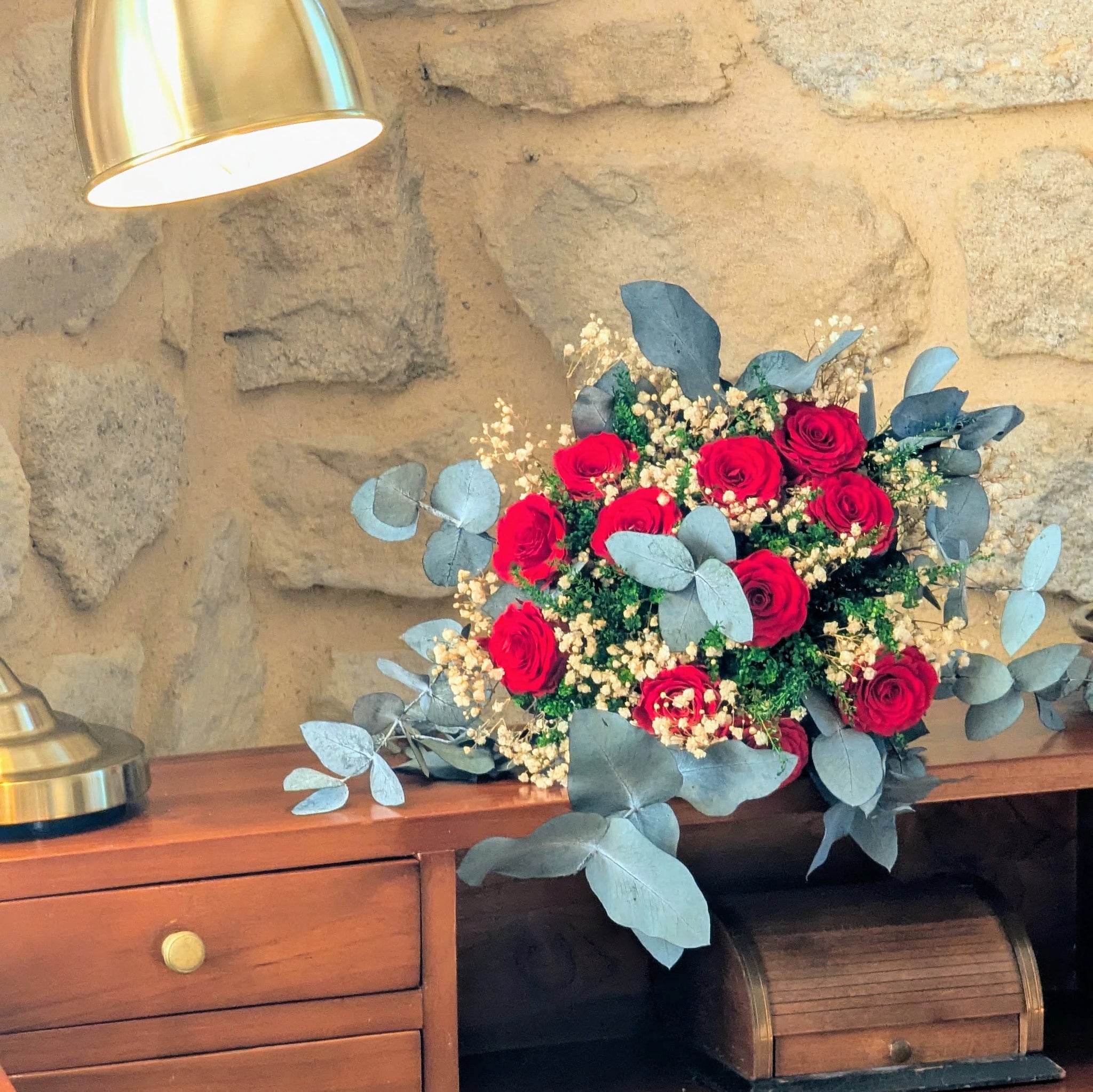 Élégance intemporelle avec ce bouquet de roses et eucalyptus stabilisés.