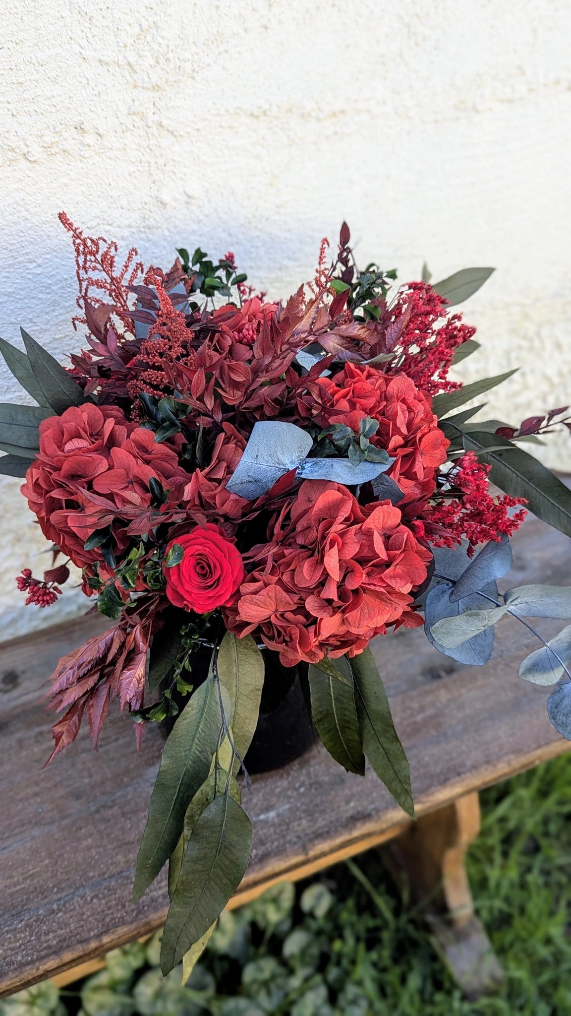 Élégance romantique : bouquet durable en fleurs rouges.