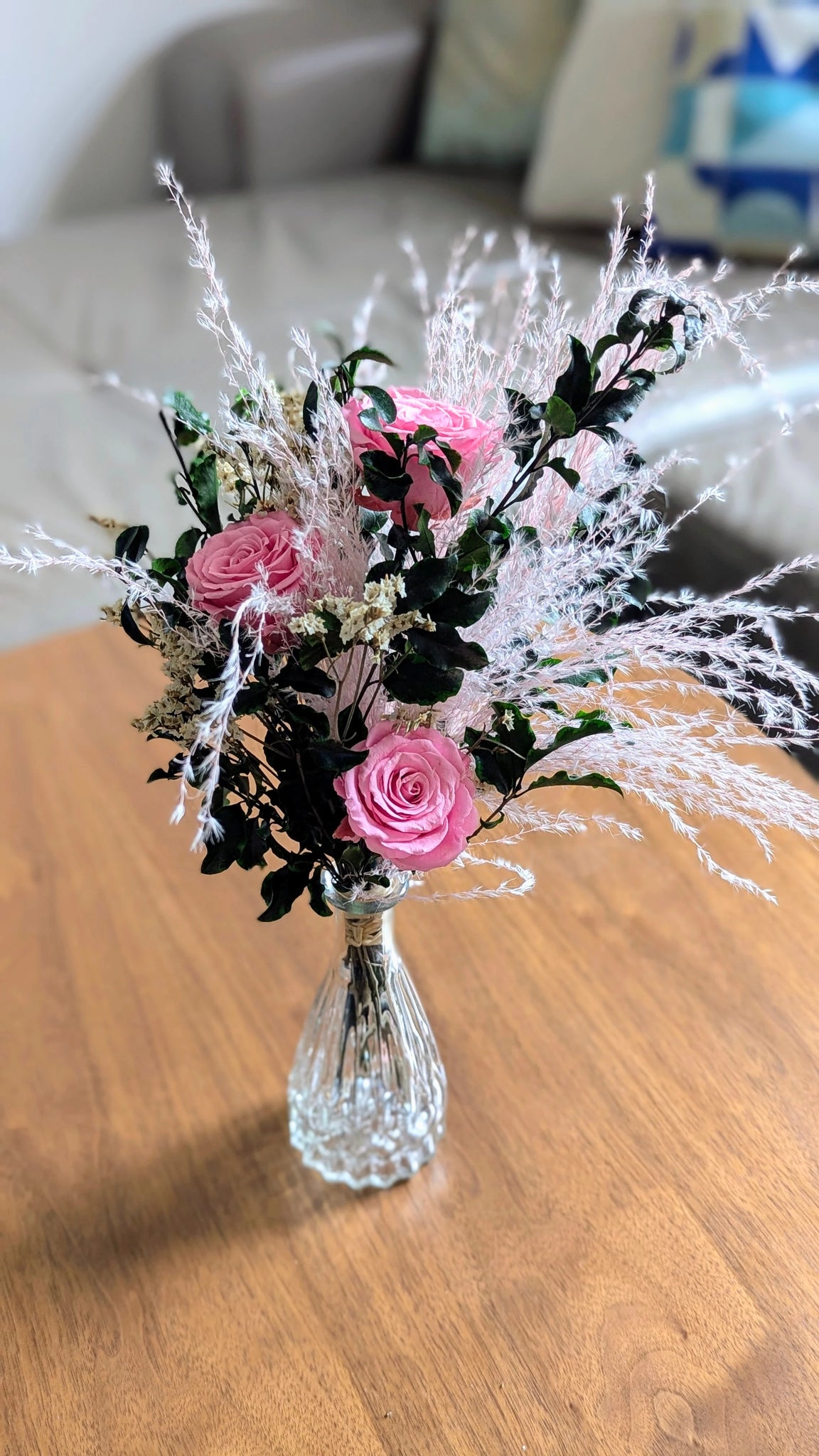 Arrangement floral romantique en roses roses et feuillage naturel
