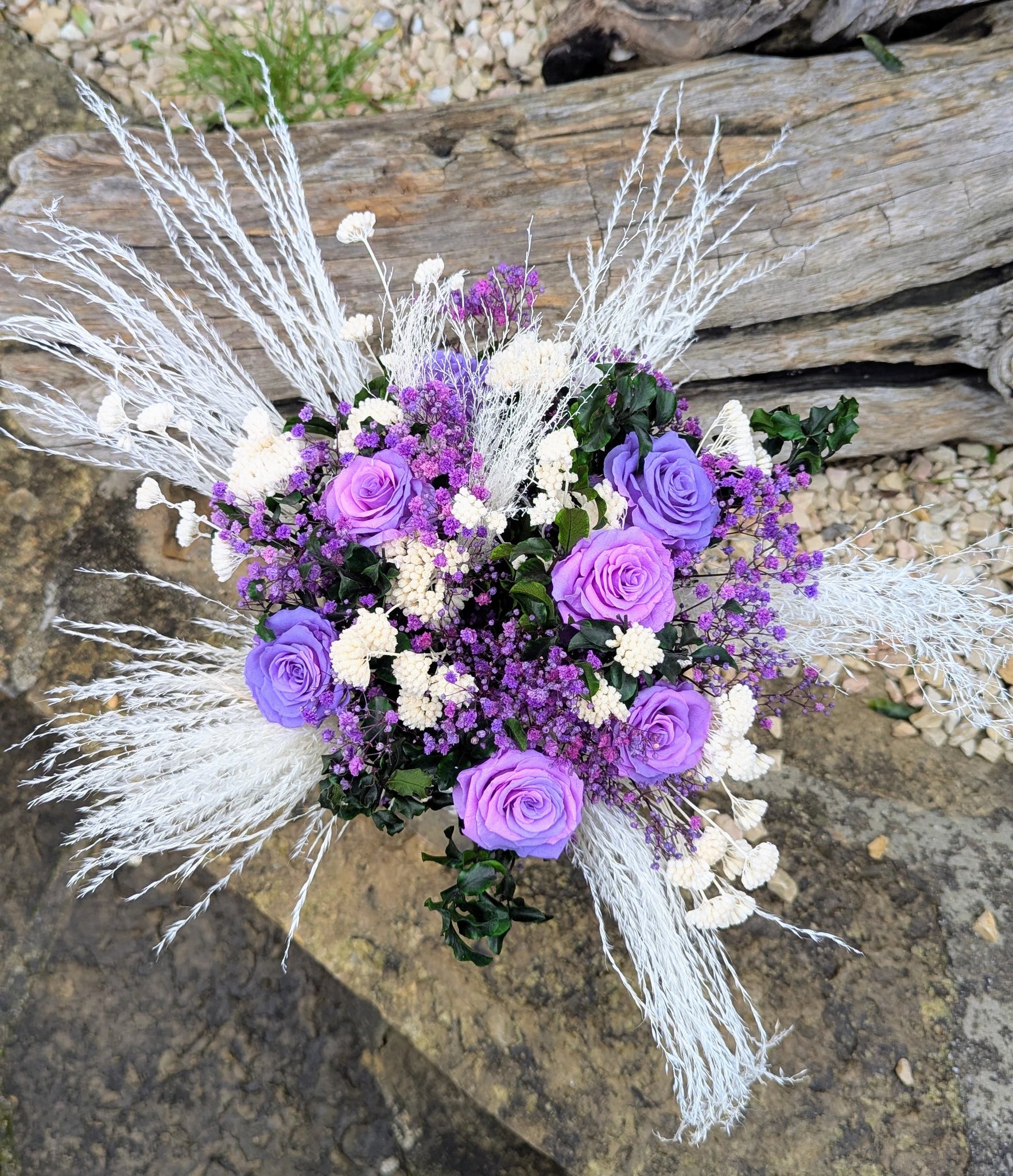 Bouquet champêtre en vase, avec achillées blanches et feuillage