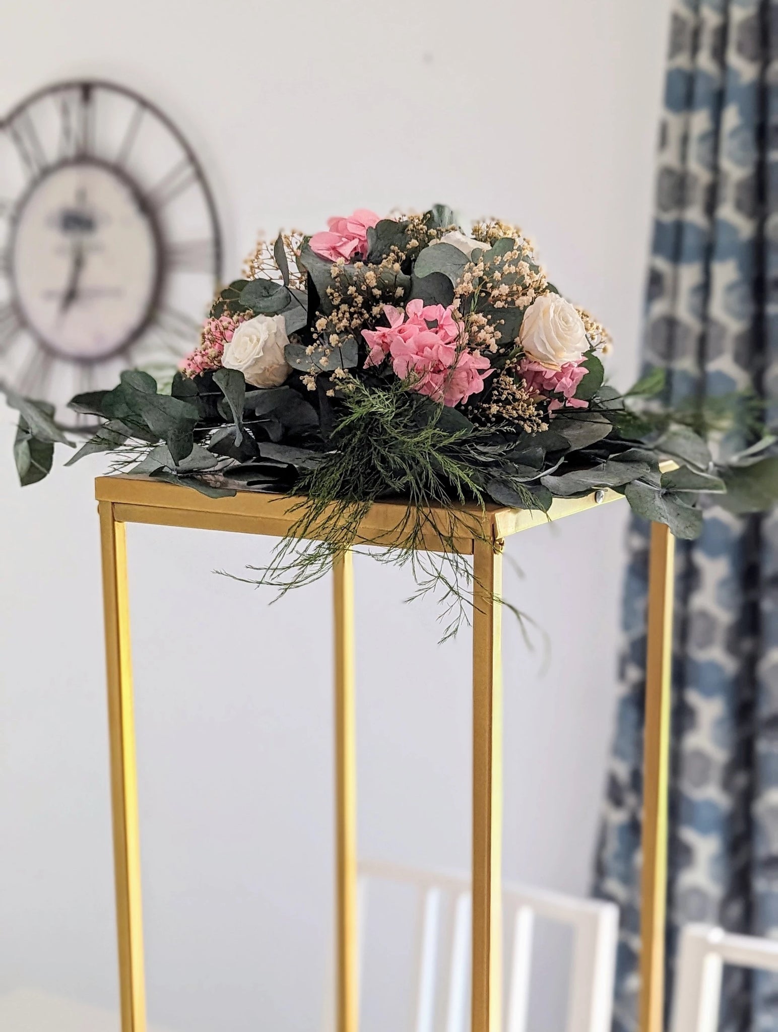 Centre de table floral pour mariage, composé de fleurs stabilisées : eucalyptus, hortensias roses et roses blanches, parfait pour une décoration naturelle et raffinée.