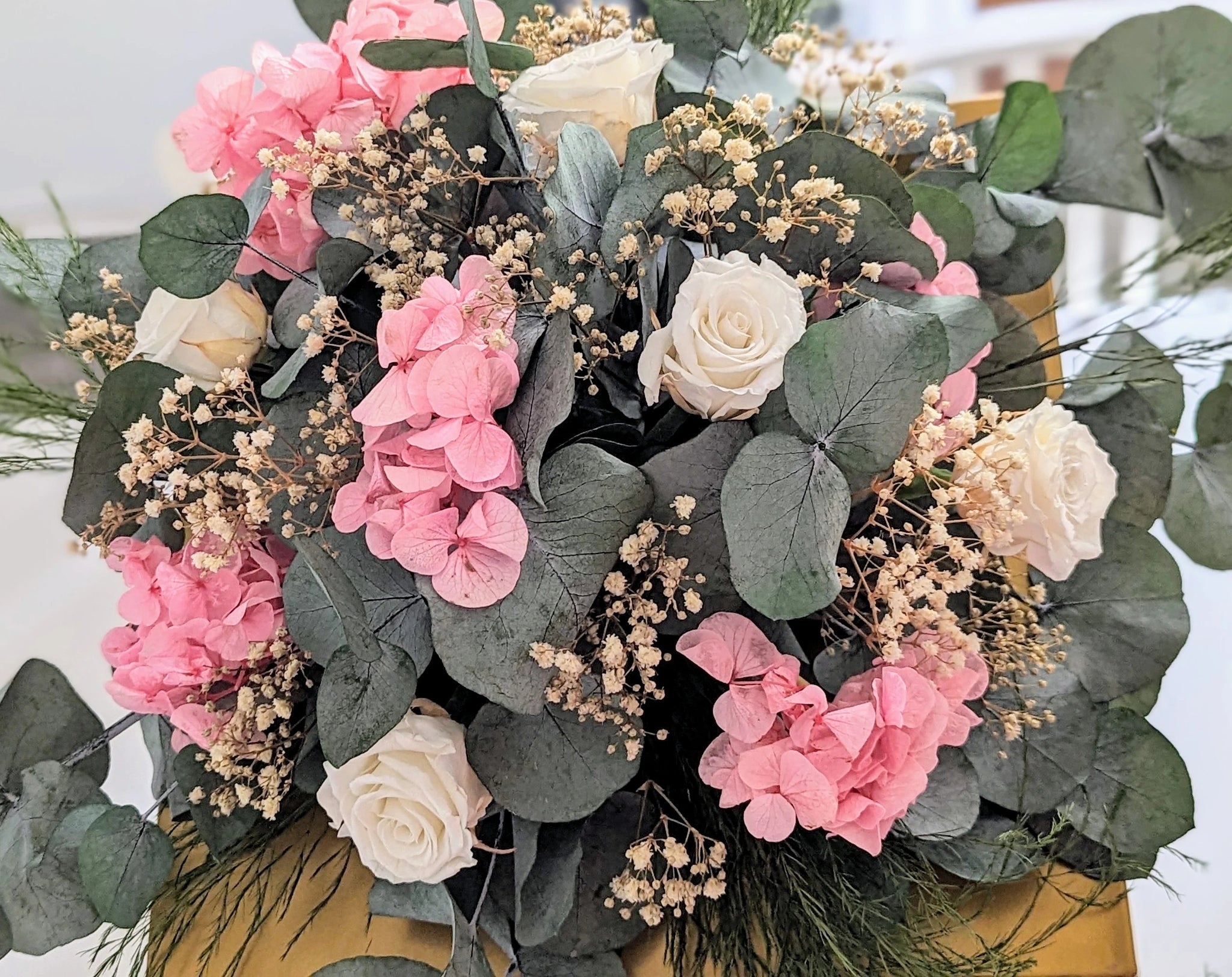 Création unique en fleurs stabilisées – Centre de table mariage avec eucalyptus, roses blanches et hortensias roses, pour sublimer vos réceptions avec élégance.