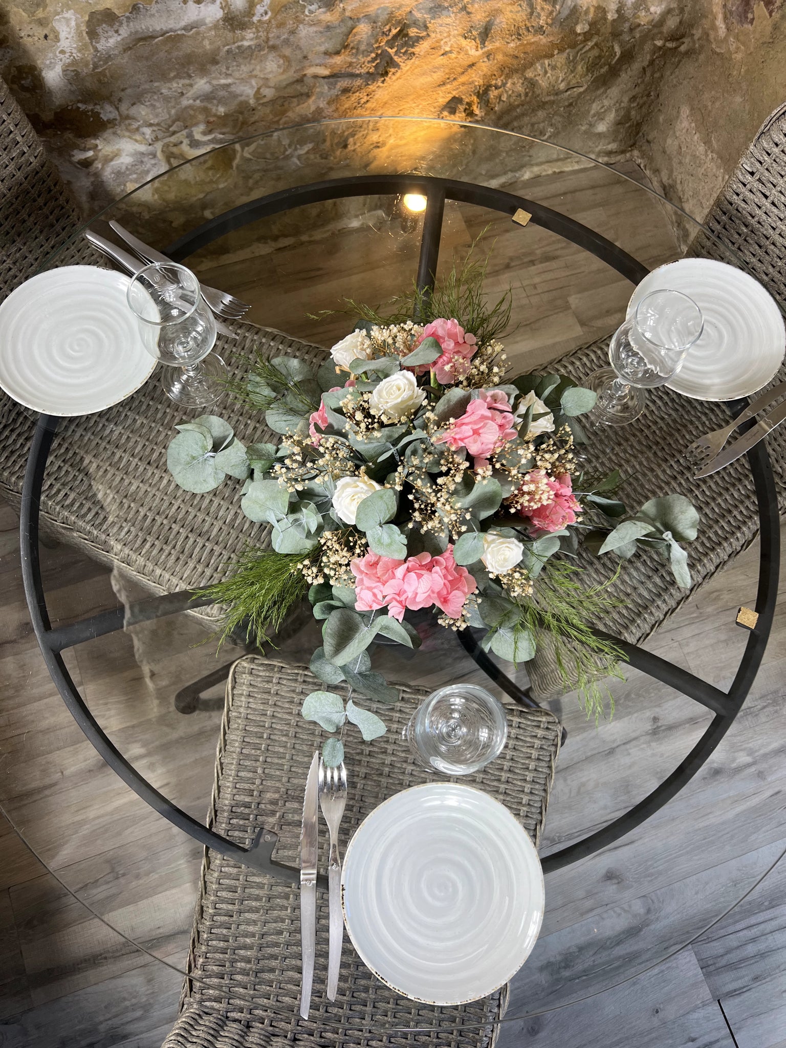 Décoration de table en fleurs stabilisées – Centre de table mariage avec eucalyptus, hortensias roses et roses blanches, idéal pour une ambiance chic et intemporelle.