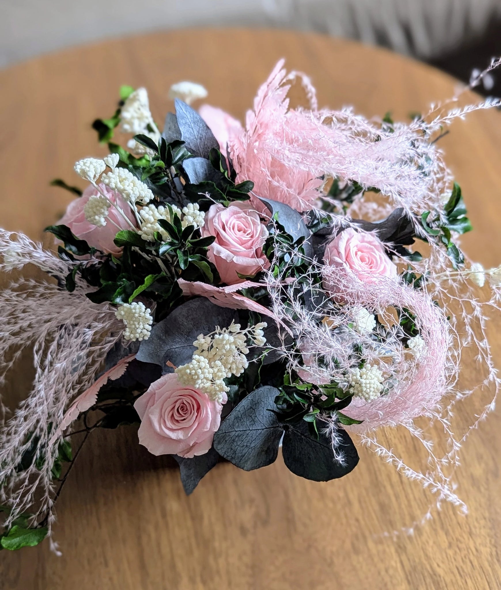Vue artistique de la composition MANEL avec éléments légers et roses pastel
