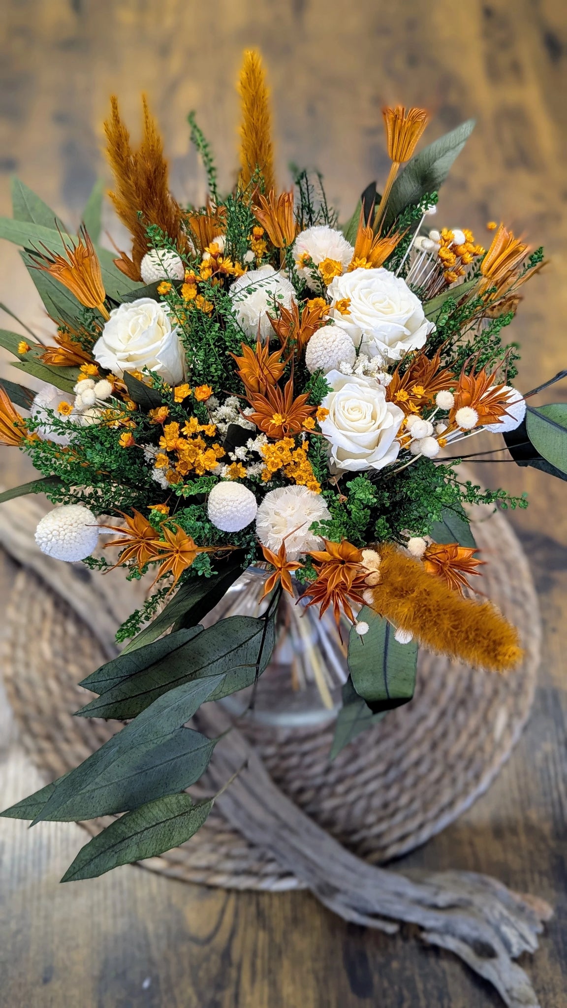 Fleurs durables et naturelles du bouquet ORIETA en lumière douce.