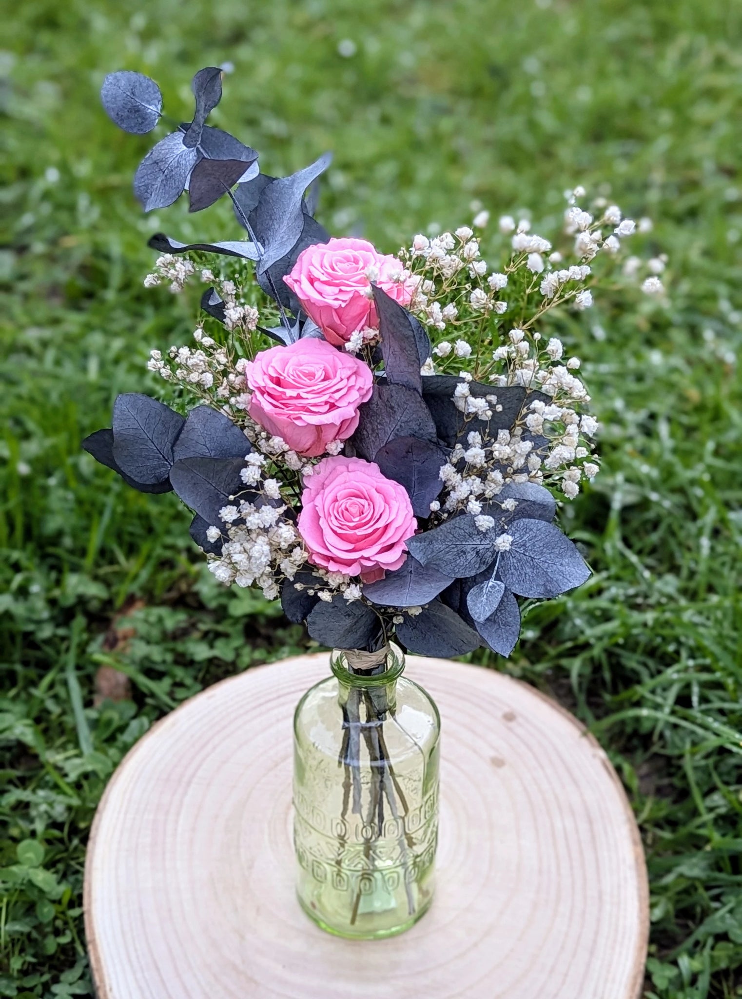 Avec ses roses roses éclatantes et son feuillage aux teintes grises, ce bouquet est une invitation à la sérénité et à la beauté intemporelle. Idéal pour décorer ou pour offrir un cadeau plein de tendresse