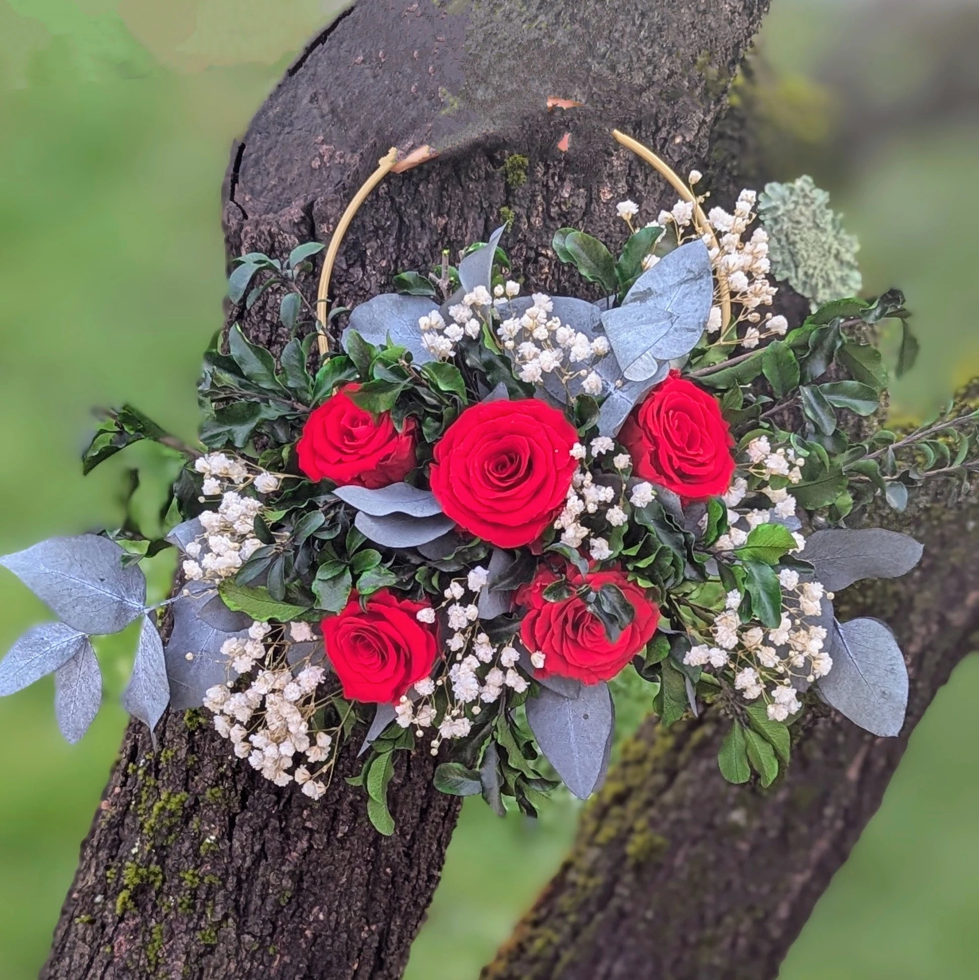 Élégance et romance s’unissent dans cette couronne de fleurs stabilisées, où les roses rouges éclatantes se mêlent au gypsophile et au feuillage vert. Une décoration intemporelle pour sublimer vos espaces ou événements.