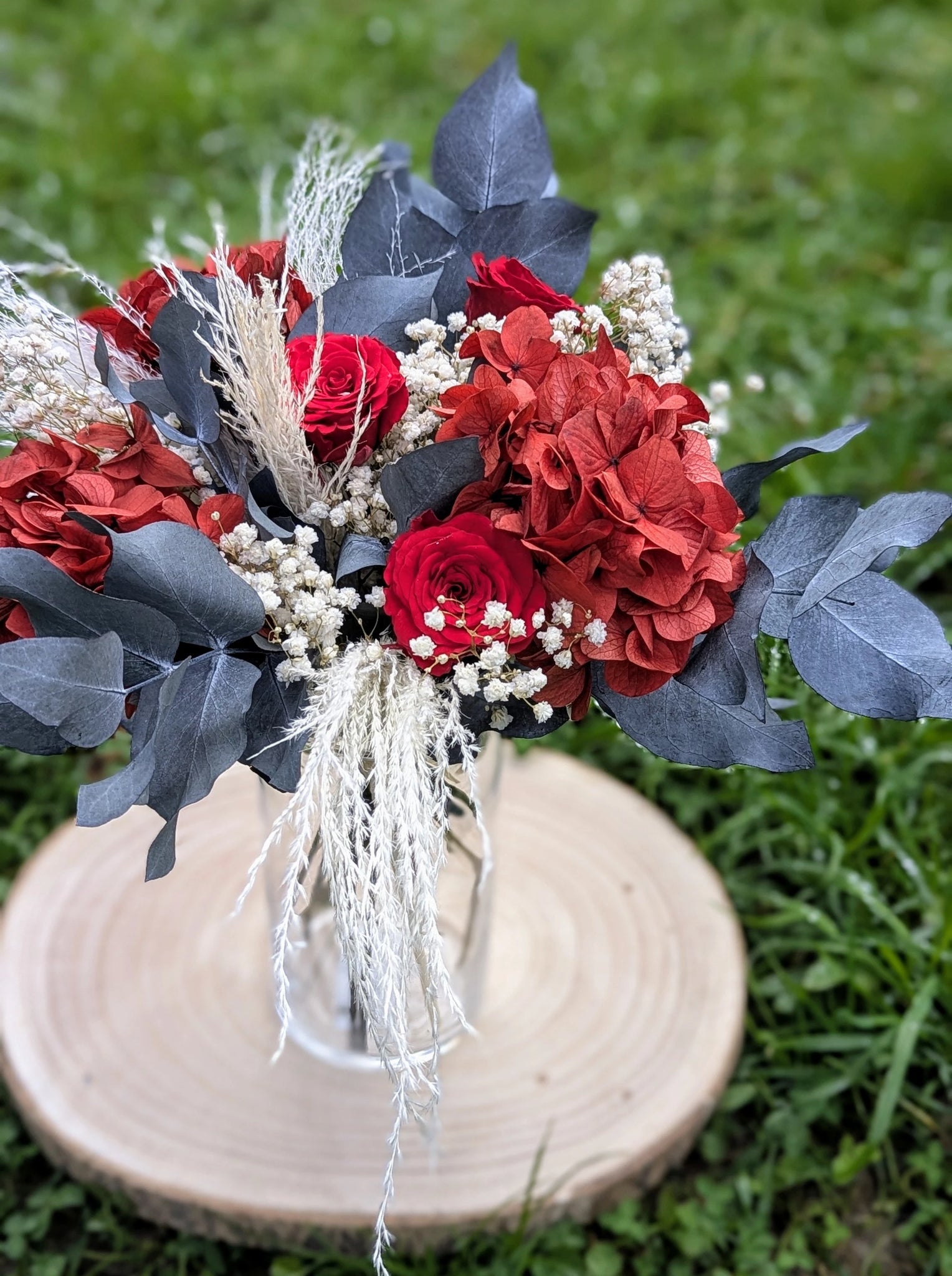 L’intensité des teintes rouges sublimée par la douceur des fleurs stabilisées : un mélange de caractère et de raffinement, idéal pour marquer les esprits à chaque occasion.