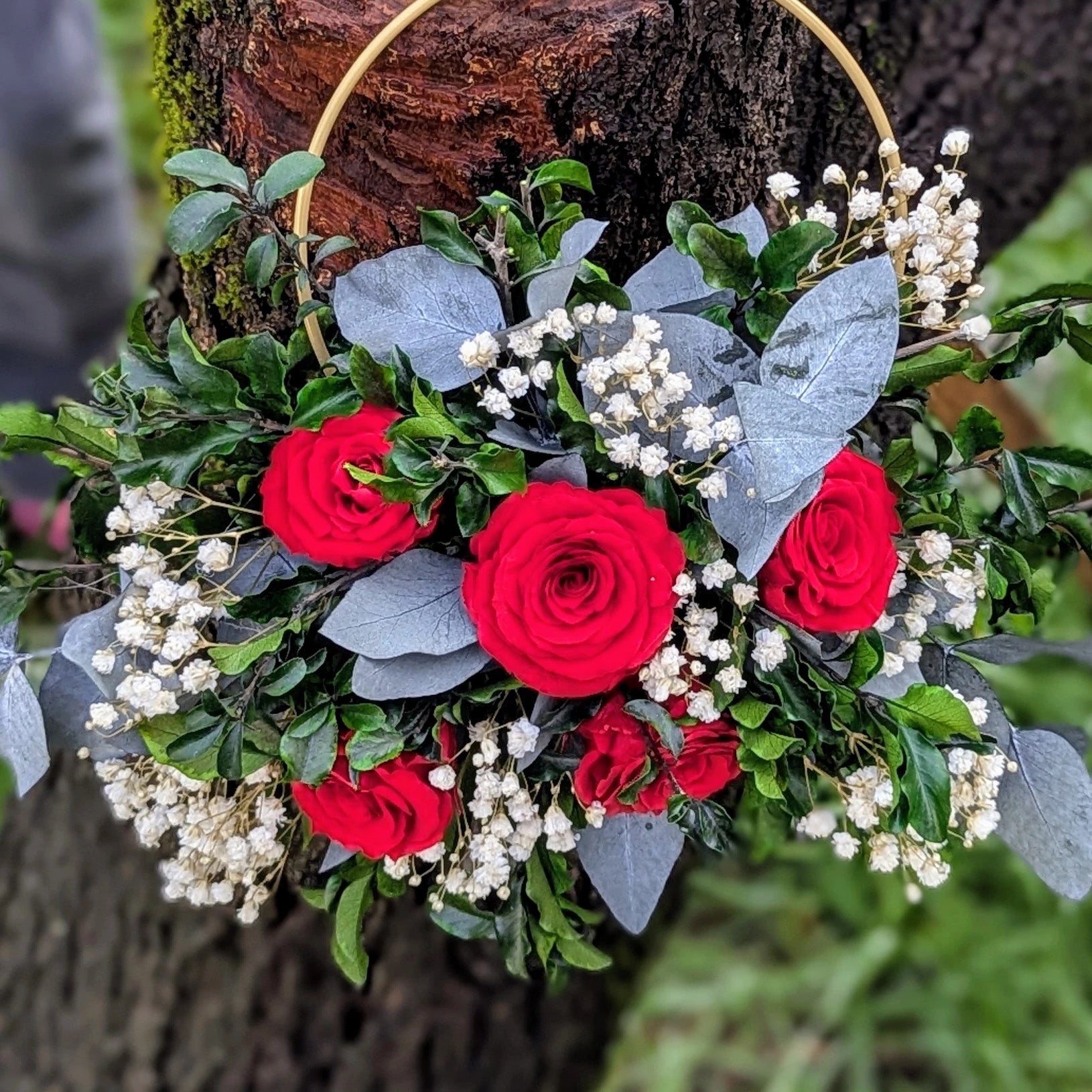 Une couronne de fleurs stabilisées pleine de charme : des roses rouges profondes, du gypsophile délicat et un feuillage luxuriant pour une création durable et raffinée. 🌿 Parfaite pour une touche naturelle et chic.