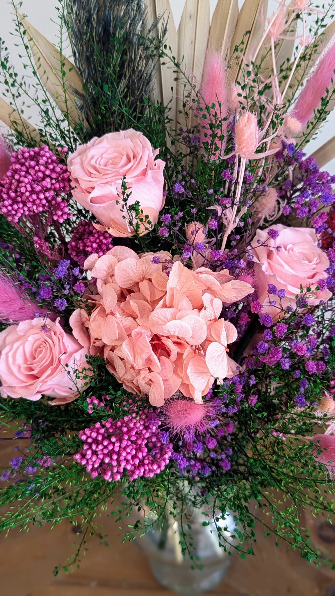 Détail des roses et hortensia stabilisés du bouquet ONESSA.