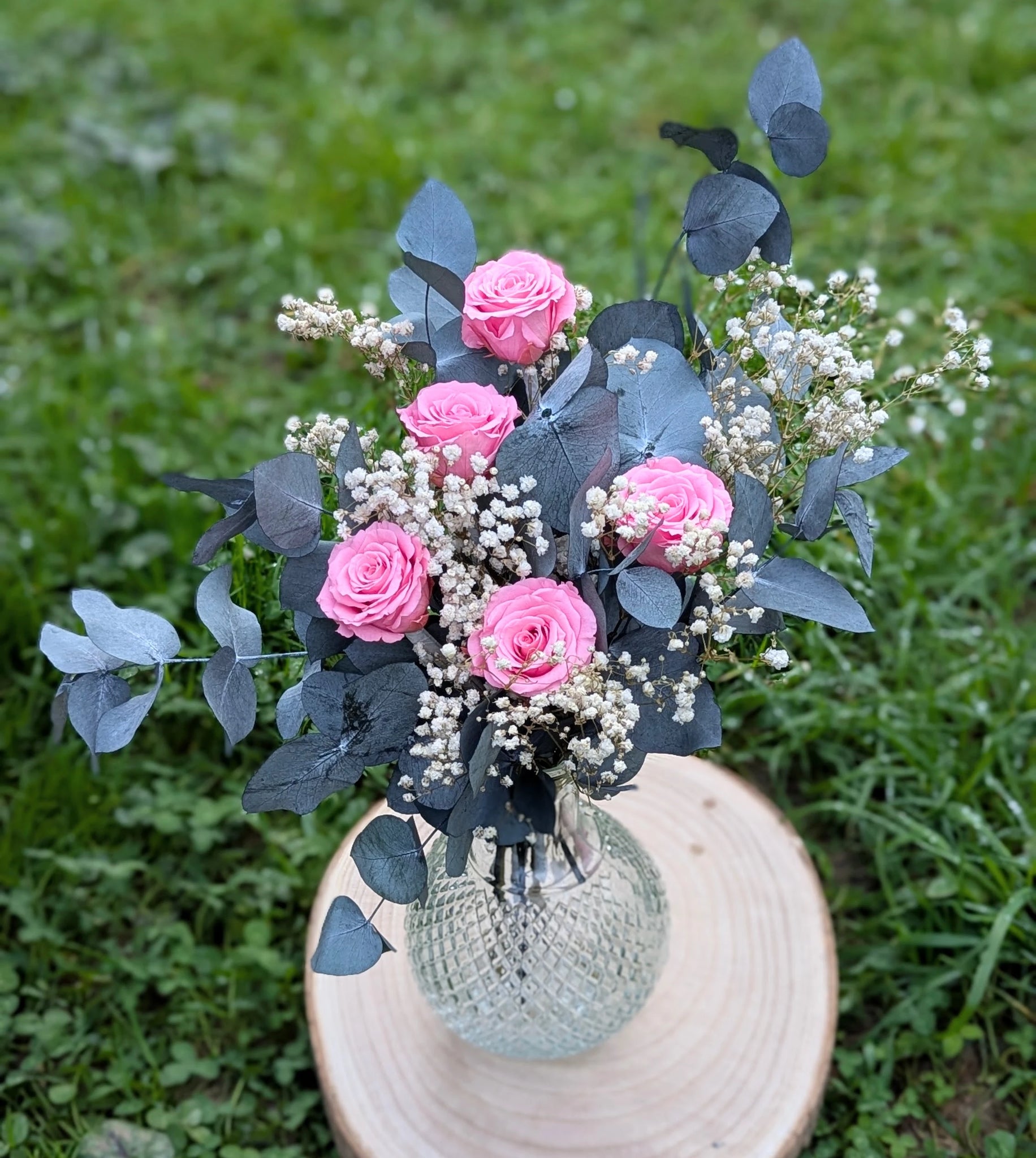 Une harmonie naturelle entre fleurs stabilisées et feuillage argenté : ce bouquet incarne l’élégance et la poésie, tout en préservant la magie de chaque instant durablement.