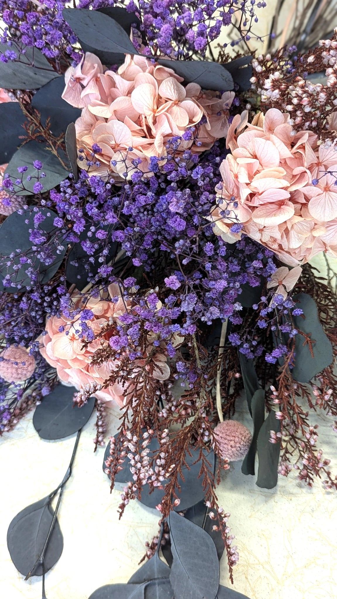 Gerbe stabilisée pour cimetière – Hommage raffiné et naturel
Sublimez vos hommages avec cette gerbe de fleurs stabilisées et séchées, mêlant eucalyptus, hortensias et gypsophile dans des tons violettes et roses. Durable environ un mois en extérieur, elle offre une solution esthétique et respectueuse pour orner les lieux de recueillement avec une touche d'élégance intemporelle.