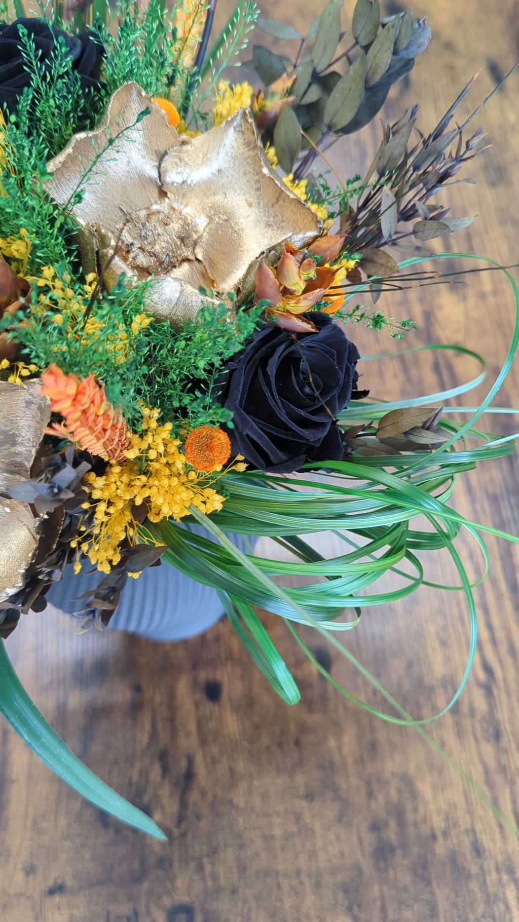 Vidéo bouquet fleurs oranges et jaunes, rose noire et verdure