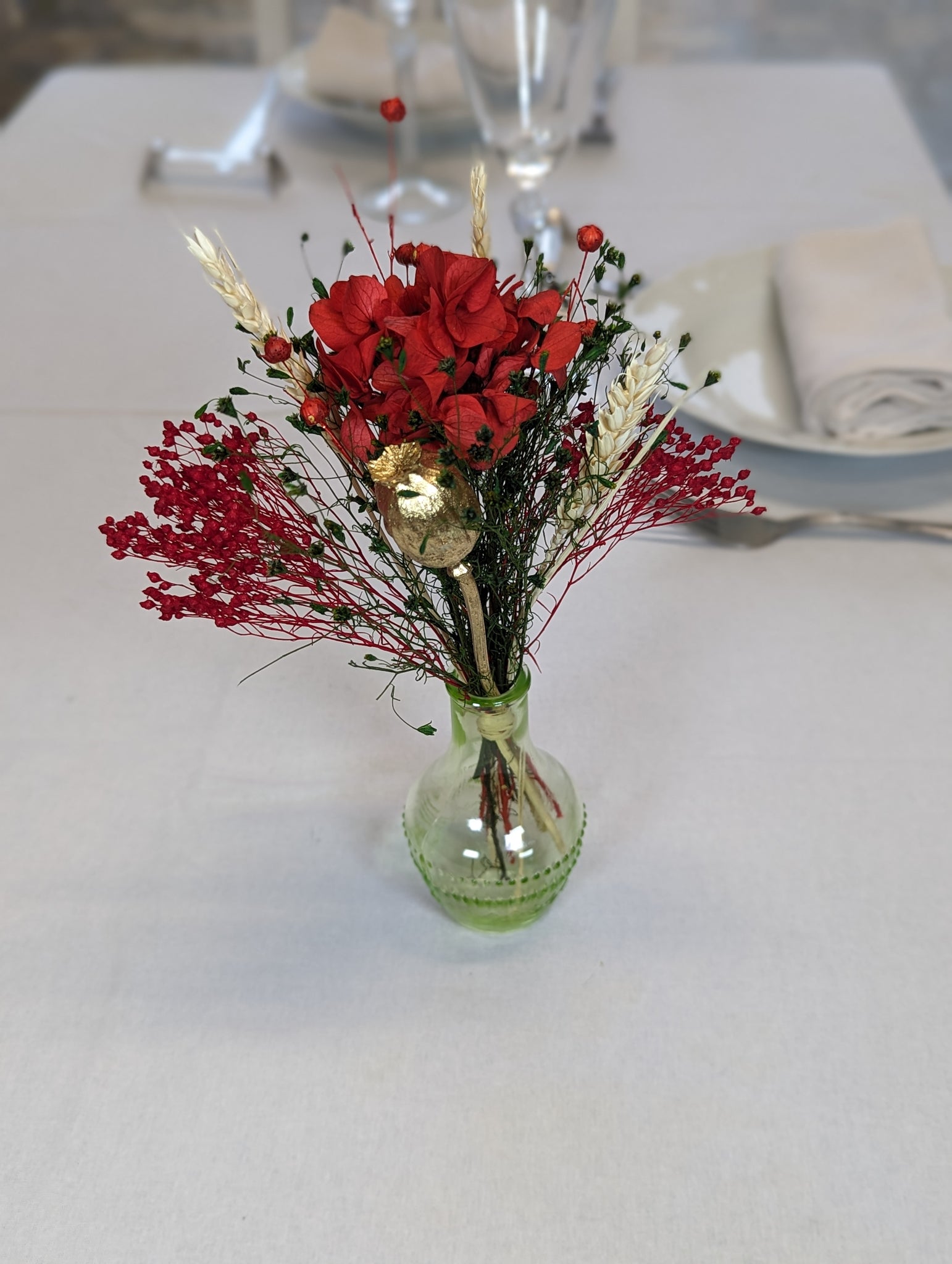 composition de fleurs rouges et fleurs séchées sur table
