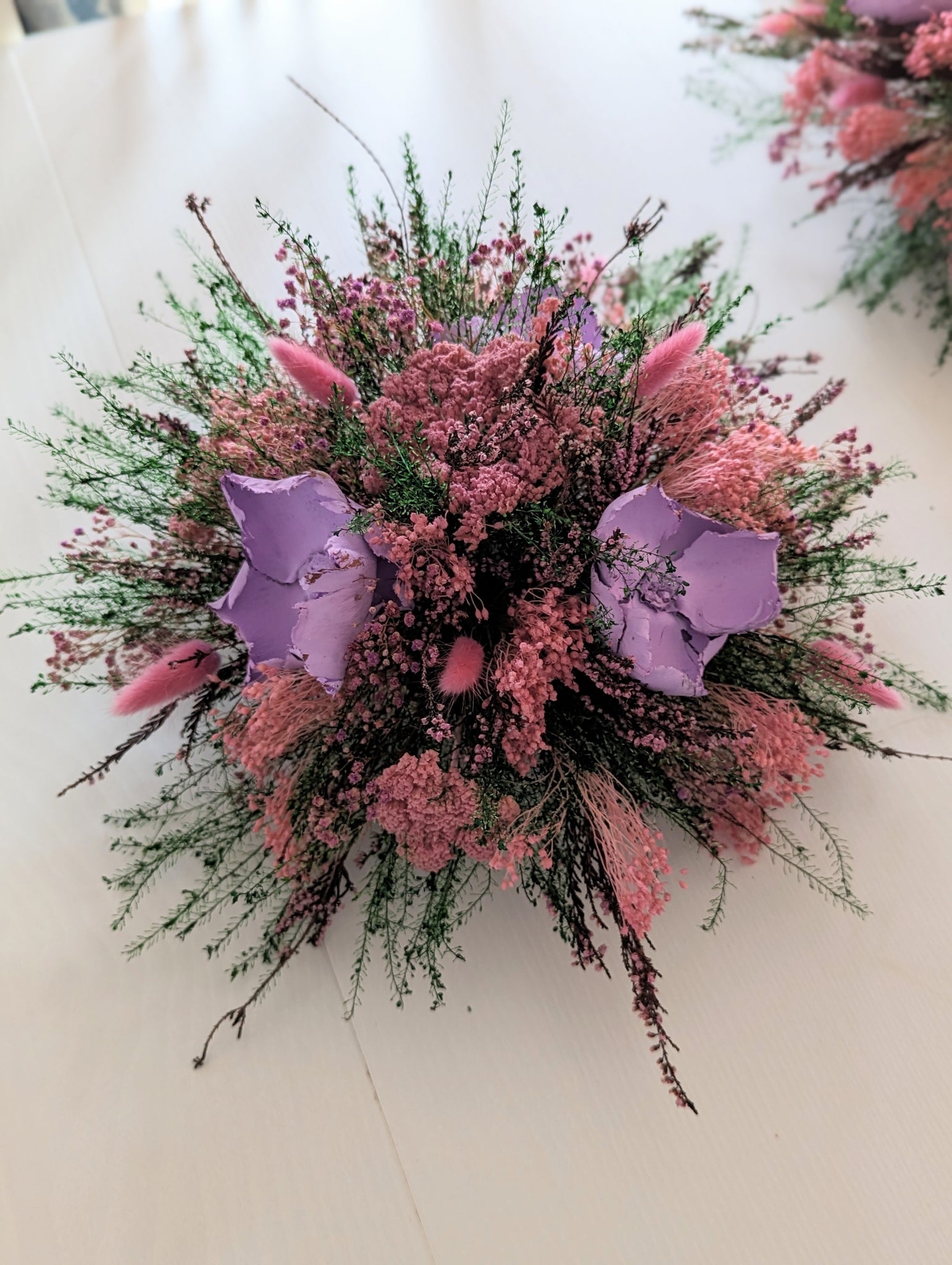 gros bouquet avec fleurs rose et deux grosses fleurs violettes