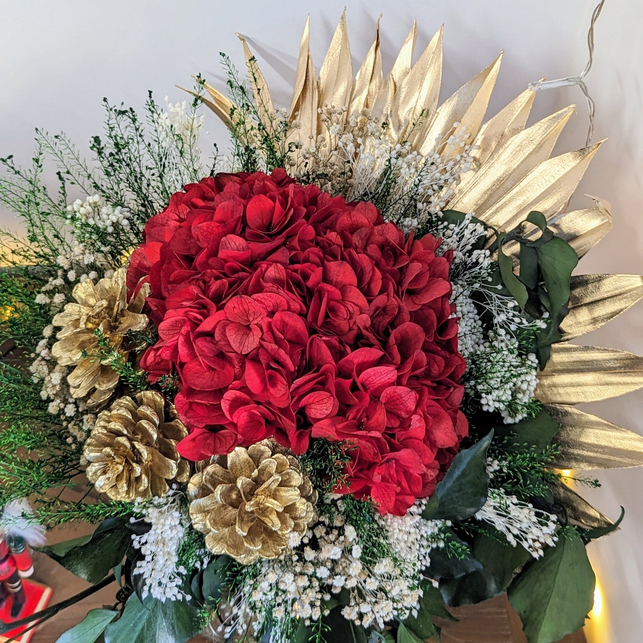 compo gros bouquet de fleurs rouge, deux plumes rouges, verdure et plantes blanches4