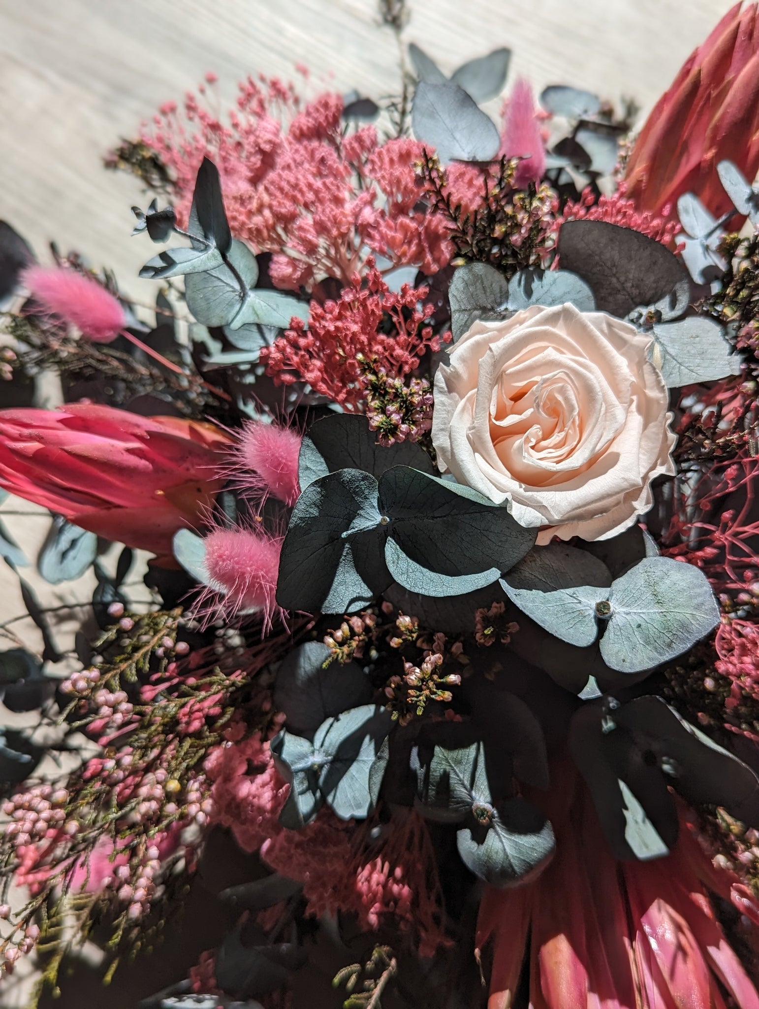 zoom gros bouquet avec fleurs rose et rose blanche 1
