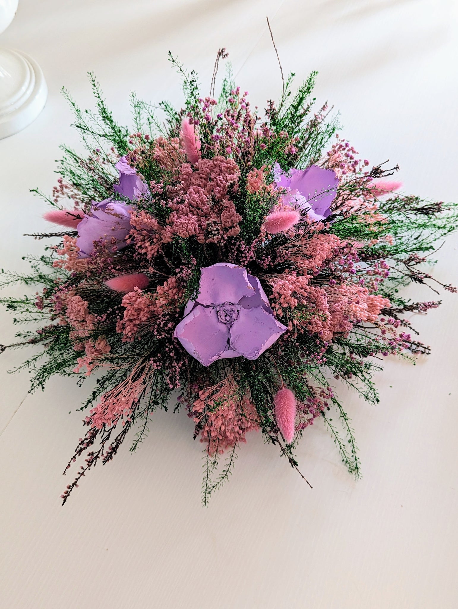 zoom gros bouquet avec fleurs rose et deux grosses fleurs violettes