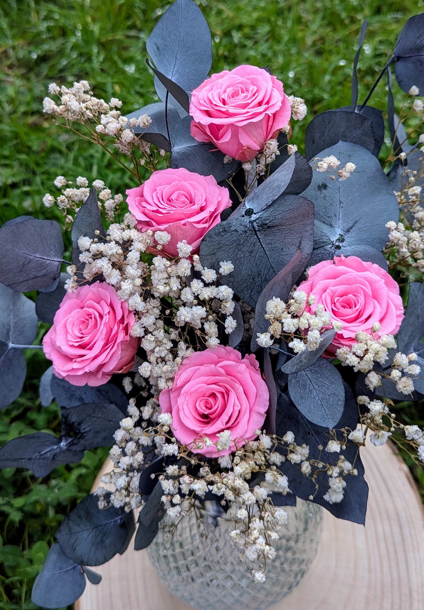 Roses tendres et feuillage délicat : un bouquet parfait pour offrir une touche de douceur et d’harmonie à votre intérieur ou pour marquer une occasion spéciale. 