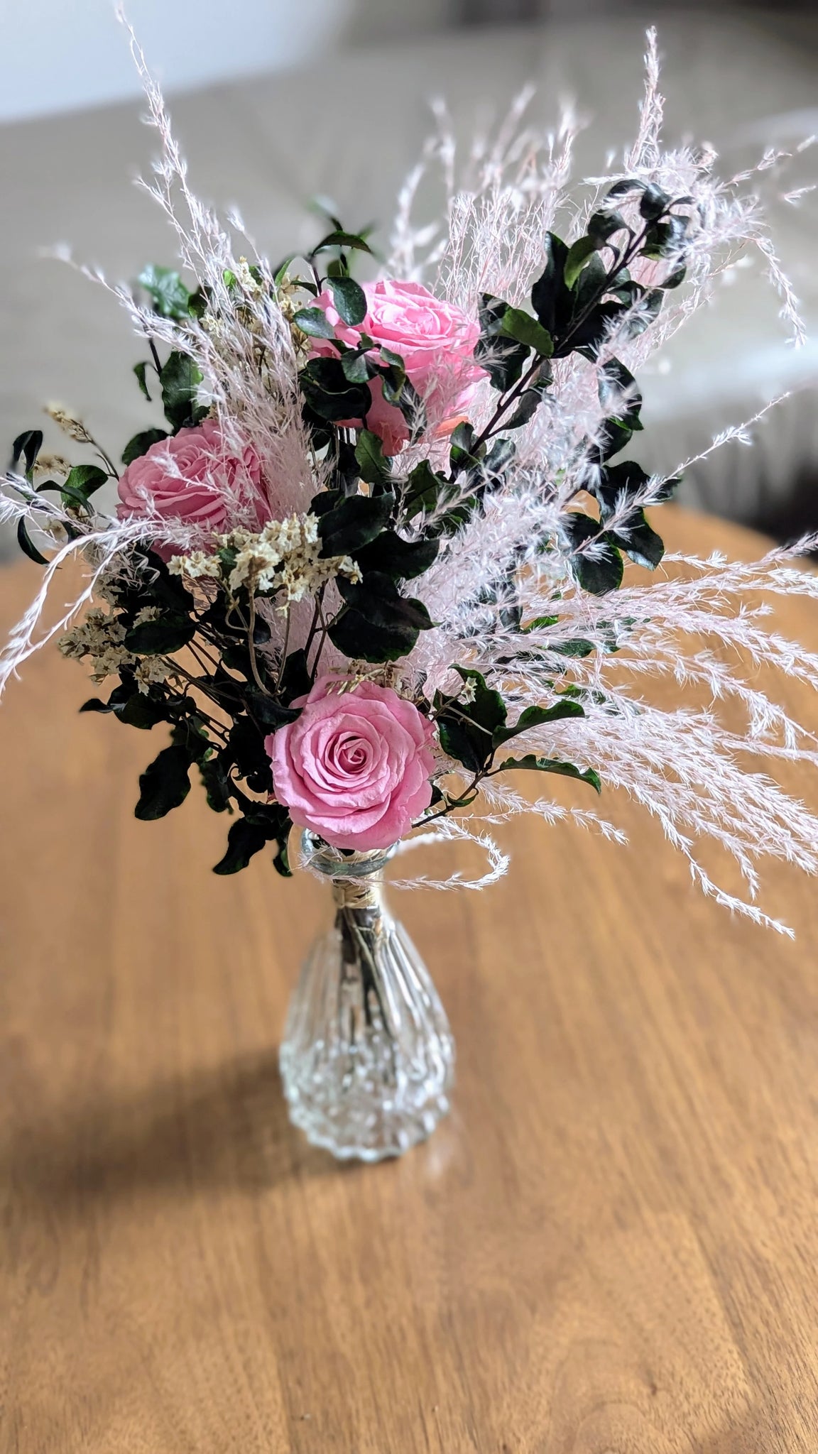 Bouquet MAÉLYS en fleurs stabilisées roses dans son vase en verre